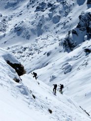 Ci si destreggia sul pendio sud del Monte Rosso