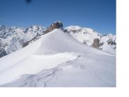 Dome e subito dietro Pic de Montbrison dallo spallone sud..