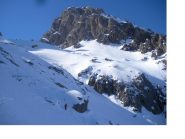 Ale scende i ripidi canalini del primo salto..
