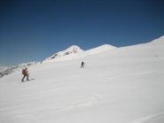 Scialpinista con cane.