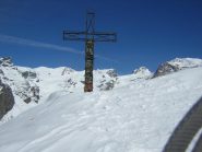 croce di vetta e gruppo del Rosa sullo sfondo