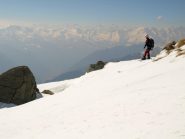 Quota 1853 m, snowboarder in discesa dalla Quinseina