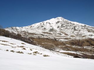 Punta Quinseina vista da quota 1376 m. All'estrema sinistra si notano i Tre Denti