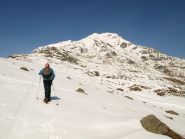 Quota 1608 m, ormai vicini ai Tre Denti (le rocce sulla sinistra, non ben riconoscibili da qui)