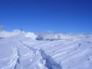 vetta con imponenti cornici