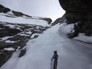 in salita, ghiaccio buono anche sul risalto-goulotte di accesso al Triangolo, . in discesa qui metterò cordino per  doppia