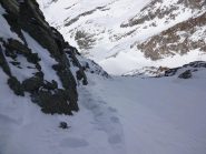 in salita , bei giochi di neve  contro le rocce