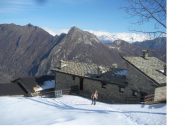 Franco..all'alpeggio annesso al Santuario con dietro il M.Charvatton