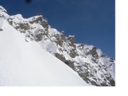 La frastagliata cresta della Casses Blanches..vista dal canale ovest di discesa..