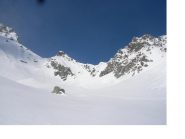 A sx la q.2762m a dx la P.Casses Blanches e al centro il canale di discesa..da ovest