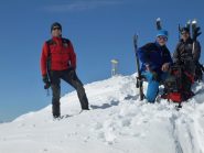 la croce spunta dalla tanta neve