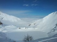 Il lago ancora innevato.