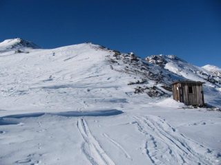 la cresta si presenta un po' spelacchiata, ma perfettamente sciabile