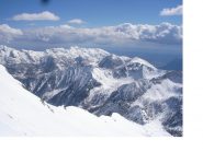 Dai ripidi pendii finali uno sguardo verso il Mombarone e la pianura