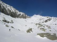 In discesa. Sullo sfondo il Voghel
