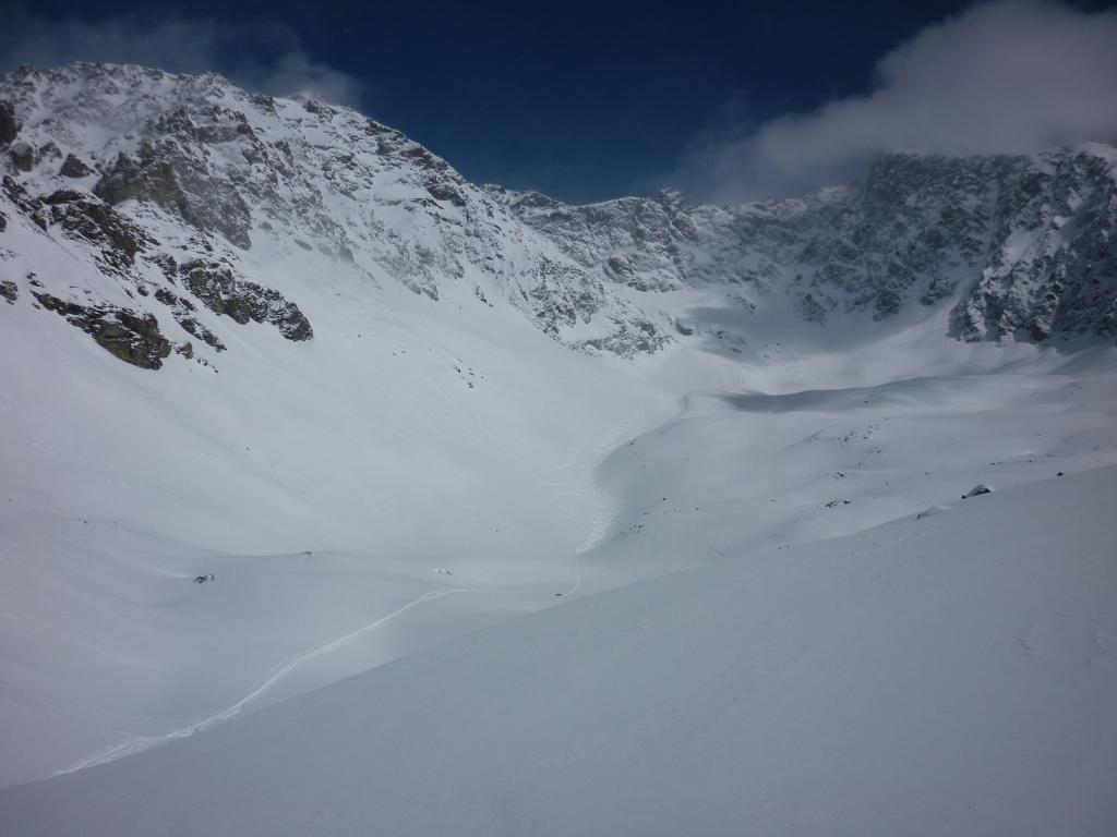 il vallone di salita in fondo a sinistra l'imbocco per il ripido canalone