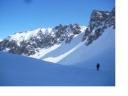 Paolo avanza attenendosi alla pista, dietro di lui e' il Colletto del Vallonasso