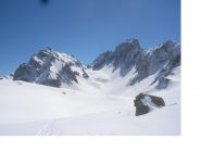 L'Autovallonasso a sx contrasta separato dal Colle di Enchiausa con il vicino piu' noto Oronaye dai laghi delle Munie