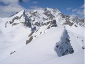 Procedendo nella traversata con in primo piano l'Aig.Barseni la P.de la Reculaye e massiccio al fondo il M.Sautron