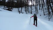 in salita nel primo bosco sopra Bousson (6-4-2013)