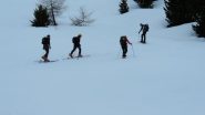 ciaspolatori e scialpinisti in salita (6-4-2013)