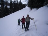 tracciando in discesa sul sentiero estivo....