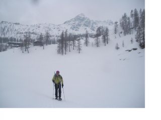 Il Bec di Laris visto ora dai Laris di Sopra nel vallone di discesa..