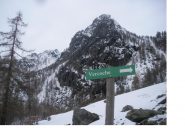 Per il lago..prendere a dx..