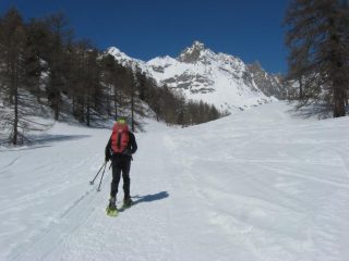 si procede verso il fondo valle, costeggiando i larici