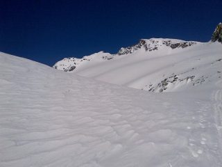 in fondo la vetta innevata