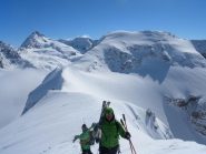 ci prepariamo per la discesa; in primo piano il Mt Brulè, a sx la dent d'herens a dx del quale spunte la vetta del cervino  