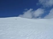 Discesa dalla cima su neve ventata morbida
