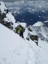 Fede nel traverso per raggiungere gli sci