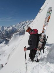 In cima al canale, Mone guarda il versante sud