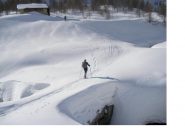 Notare lo spessore della neve al ponte di q.1915m..