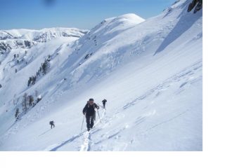 Il M.Seita all'attimo di raggiungere la cresta..inizia ad apparire..dietro Paolo e soci.