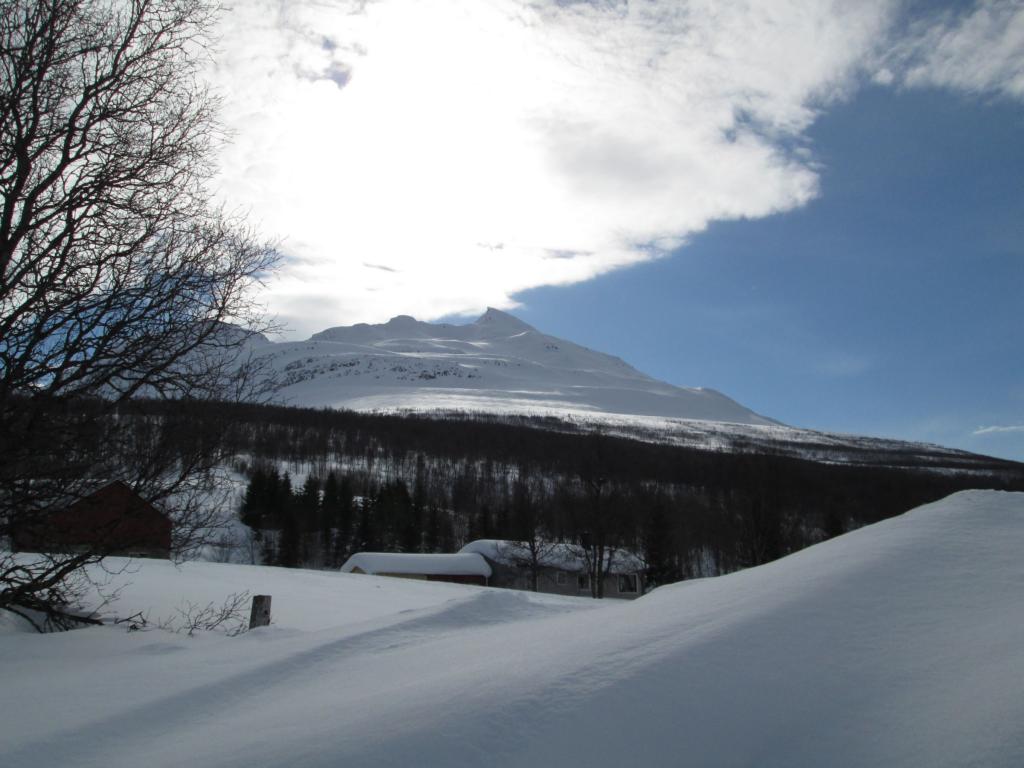 l'itinerario di salita visto dal parcheggio