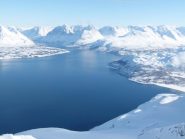 in cima, Ullsfjorden e Alpi di Lyngen