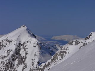 cima Bianova, sullo sfondo il fiordo Kvalsundet