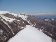 Bric Brusatà, sullo sfondo la Costa del Sapè e arco alpino valdostano