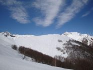 Bric Brusatà, sullo sfondo il Monte Garbella e il Bec d'Orel