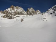 Gecca di Gay sullo sfondo dal ghiaccio di Roccia Viva