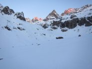 Sullo sfondo la Becca di Gay illuminata dal sole 