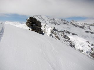 In vetta con la parete est del Gran Paradiso sullo sfondo 