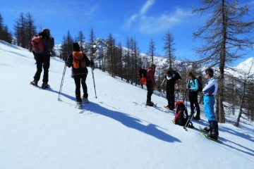 usciti dal bosco, incontriamo altri due ciaspolatori (13-4-2013)