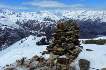 vetta delle Cima delle Liste con il grande ometto di pietre (13-4-2013)
