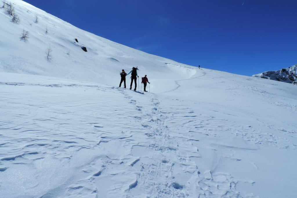 traversando verso destra un ripido pendio del versante Ovest (13-4-2013)