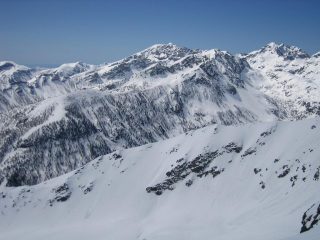 dalla cima: al centro il Monte Bego
