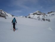 sullo sfondo appare la cima