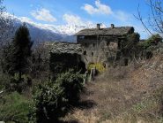 Fra i camini fa capolino il Bec Renon